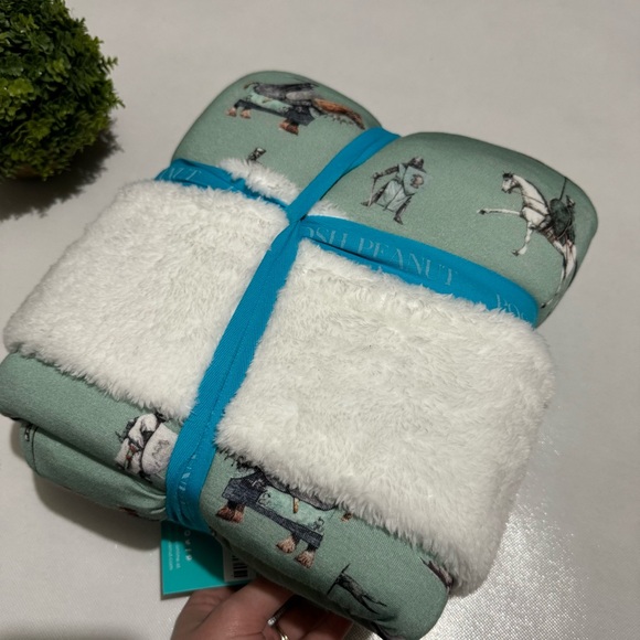 Posh Peanut NWT Limited Edition Wallace Patio Knight Print Plush Papiok Blanket - Picture 6 of 6